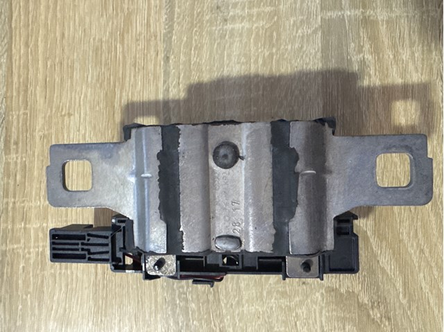 Петля замка кришки багажника 80A827507 VAG