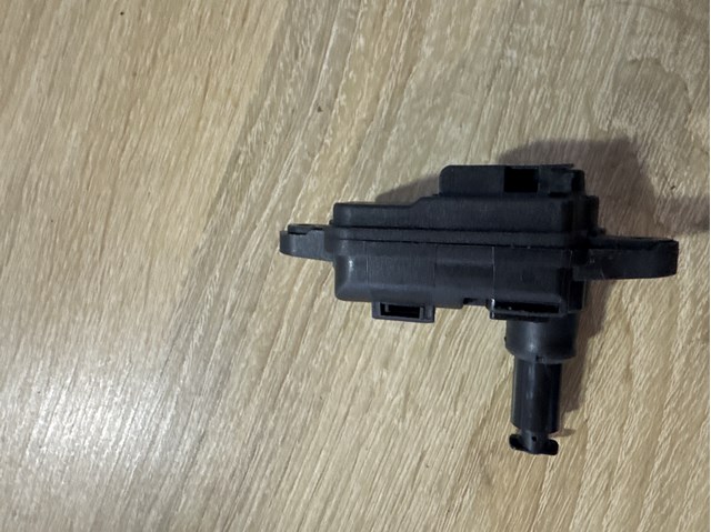 Мотор-привід відкриття лючка бака 80A862159A VAG