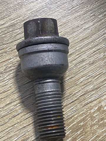 Колісний болт 8R0601295 VAG