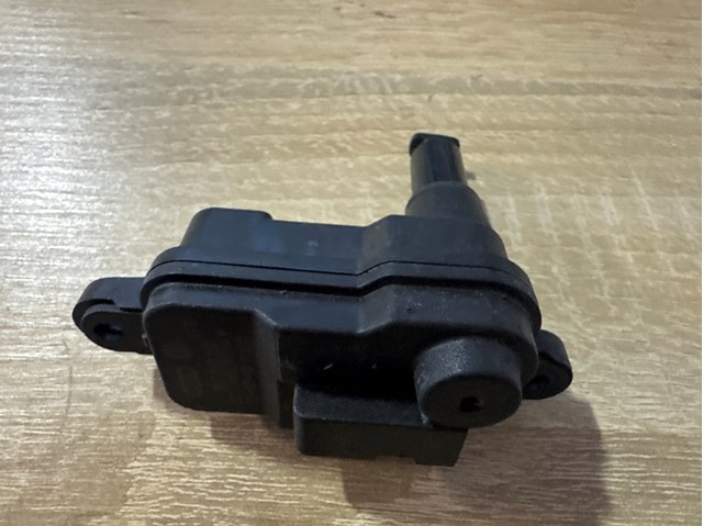 Мотор-привід відкриття лючка бака 8S0862153A VAG