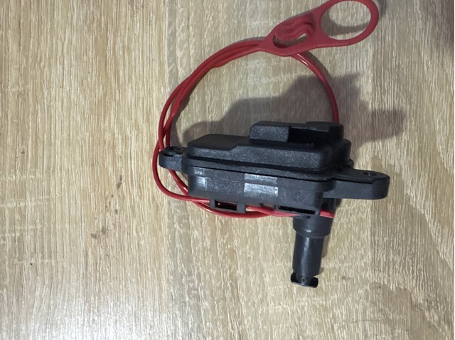 Мотор-привід відкриття лючка бака 8V0862153A VAG