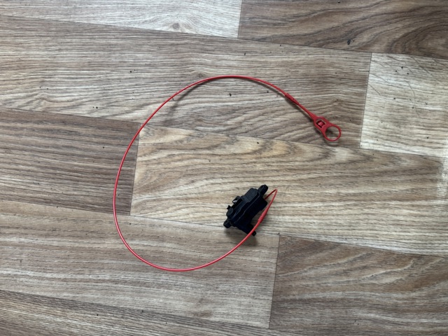 Замок відкривання лючка бензобаку 8V0862153B VAG