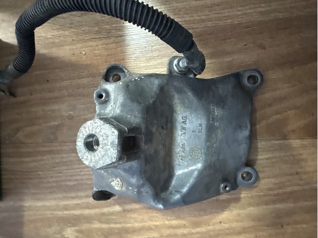 Кронштейн подушки (опори) двигуна, правої 8W0199308R VAG