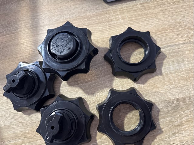 Болт кріплення запасного колеса 8W0803899 VAG