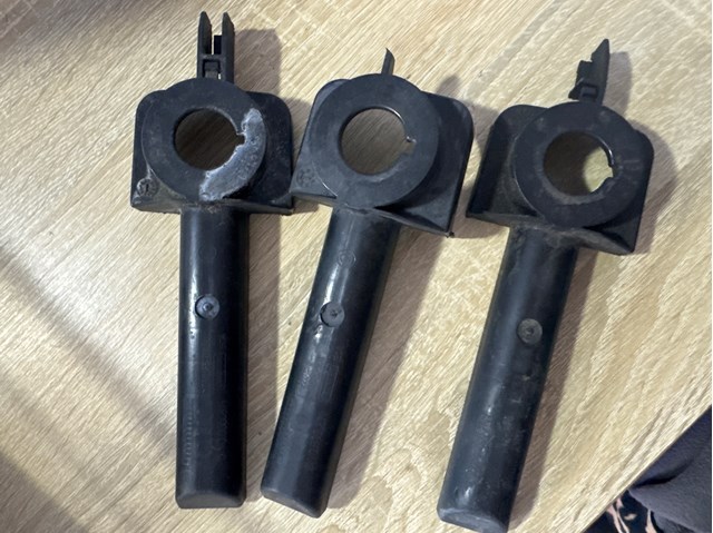 Кронштейн радіатора нижній 8W0805201 VAG