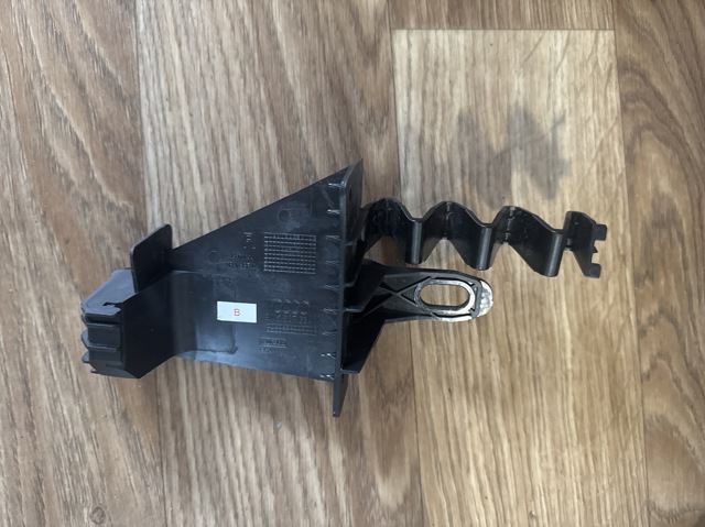 Кронштейн решітки радіатора 8W0807334A VAG