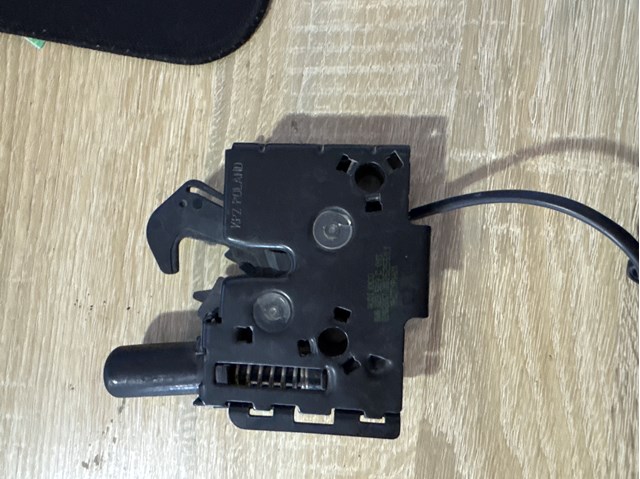 Замок кришки капота 8W0823509B VAG
