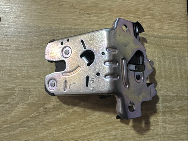 Замок кришки багажника / задніх 3/5-х дверей 8W0827503 VAG