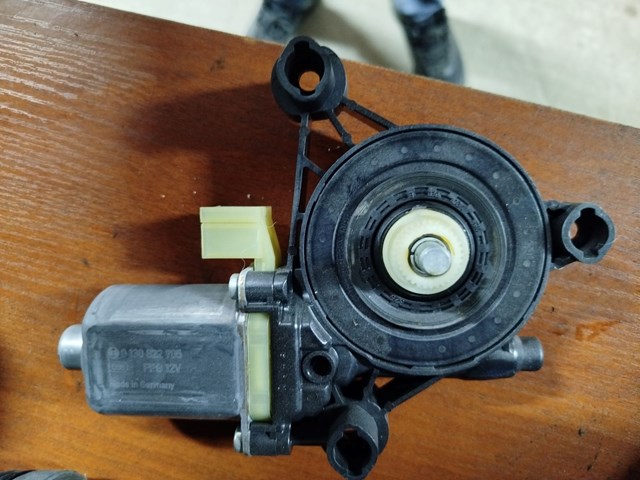 Мотор склопідйомника дверей передніх, лівих 8W0959801 VAG