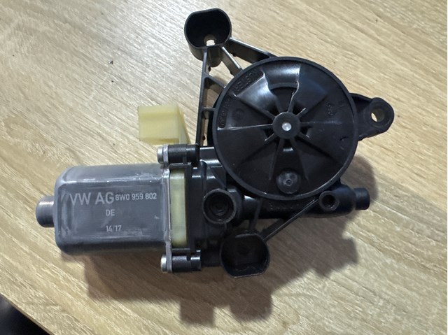 Двигун склопідіймача двері передньої, правої 8W0959802 VAG