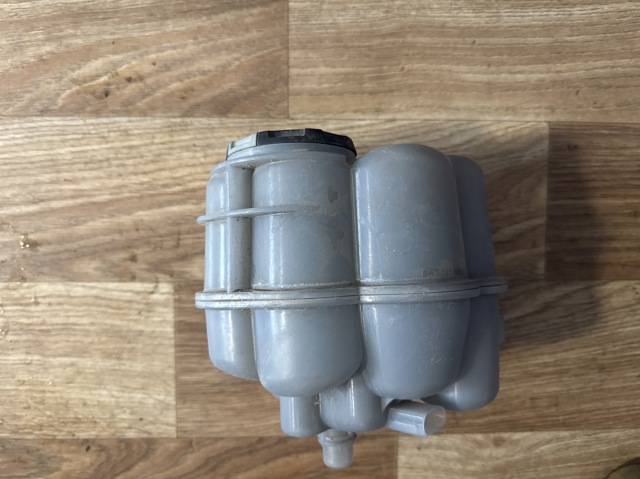 Водяний бачок системи охолодження 8W1121405K VAG