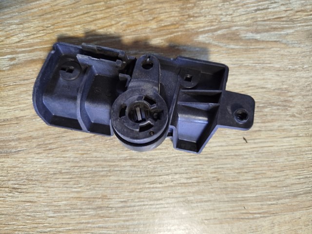 Кронштейн ручки відкривання капота 8W1823633C VAG