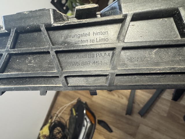 Направляюча переднього бампера, права 8W5807454A VAG