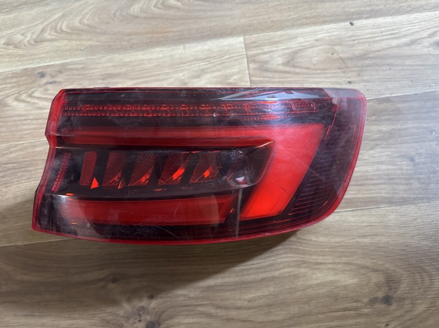 Задній правий зовнішній ліхтар 8W5945092F VAG