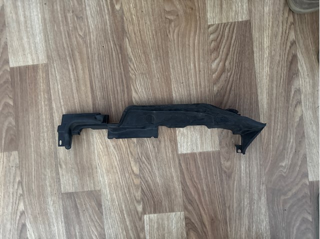 Заглушка жабо збоку 8W6821169C VAG