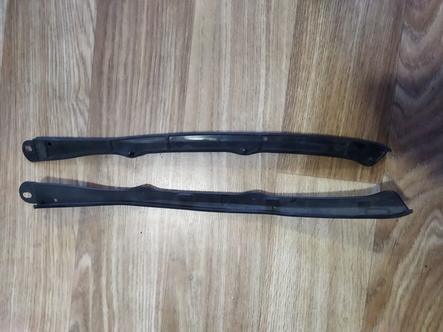 Ущільнювач капота 8W6823126 VAG