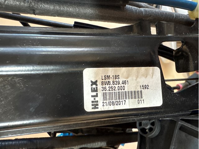 Склопідйомник задніх лівих дверей 8W8839461 VAG