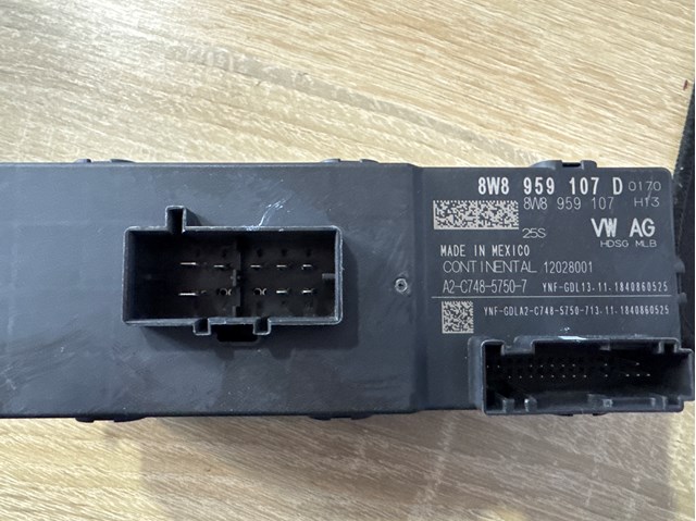 ЕБУ відкриття кришки багажника / двері 3-й (5-й) 8W8959107D VAG