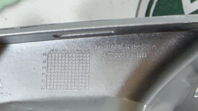 Заглушка протитуманки передньої правої LR018235 LAND ROVER