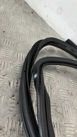 Ущільнювач двері задньої (на кузові) 4L0833721A VAG