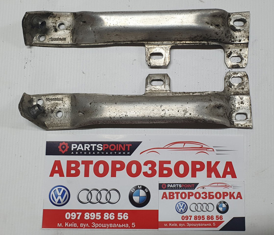 Кронштейн кріплення бампера переднього правий 7158894 BMW