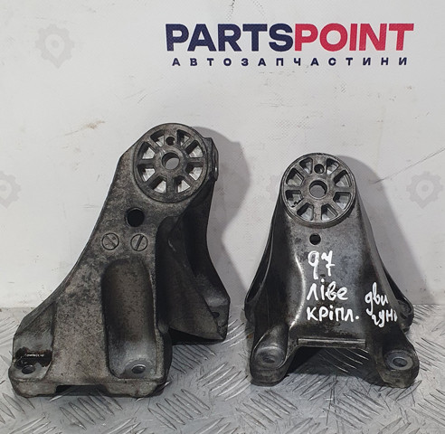 Кронштейн подушки (опори) двигуна, правої 7L6199308C VAG
