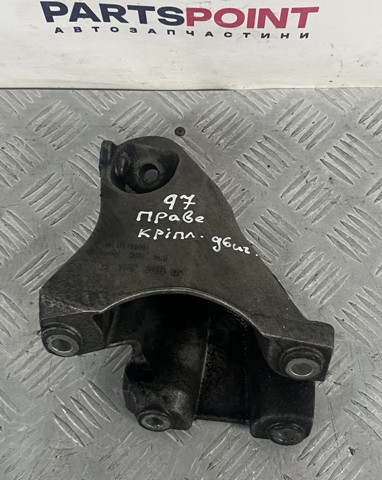 Кронштейн подушки (опори) двигуна, правої 7L6199308D VAG