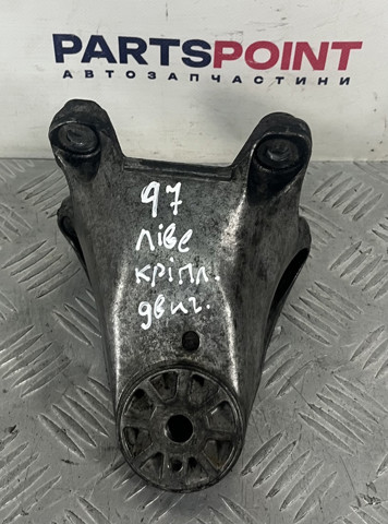Кронштейн подушки (опори) двигуна, лівої 7L8199307K VAG