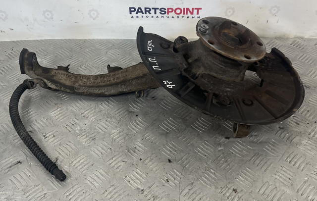 Кулак поворотний передній правий 7P6407246A VAG