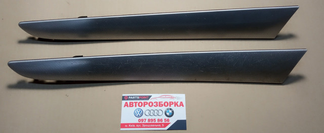 Накладка задньої правої двері 8R0867410 VAG