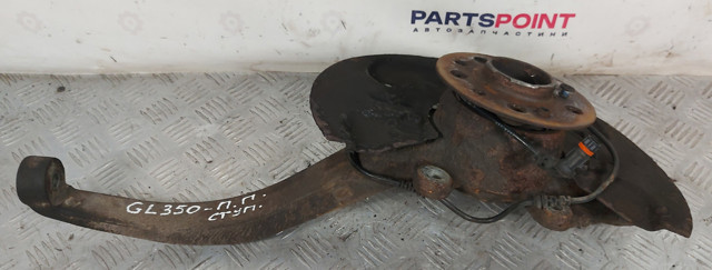 Цапфа поворотна права A1643302420 MERCEDES