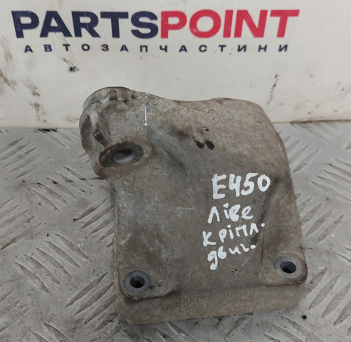 Кронштейн подушки (опори) двигуна, лівої A6422230204 MERCEDES