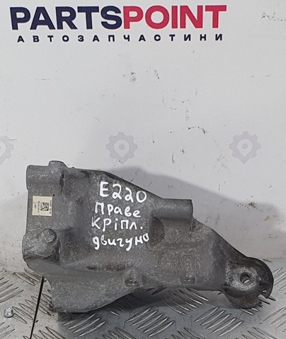 Кронштейн подушки (опори) двигуна, правої A6512233504 MERCEDES