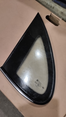 Скло багажного відсіку, ліве 0161693 OPEL
