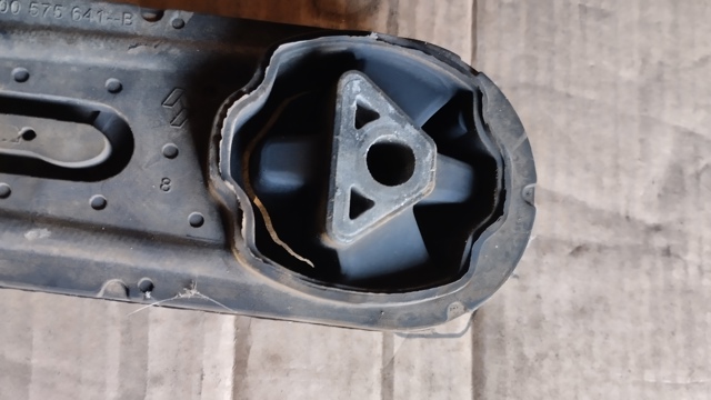 Подушка (опора) двигуна, задня 6001549205 RENAULT