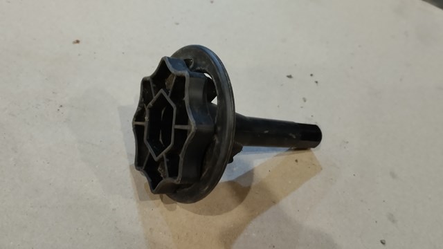 Болт кріплення запасного колеса 7703041034 RENAULT