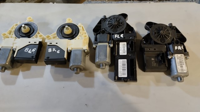 Мотор склопідйомника дверей передніх, правих 807301396R RENAULT