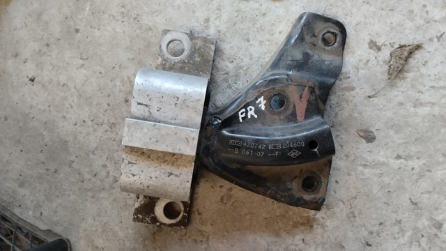 Права опора двигуна 8200204600 RENAULT