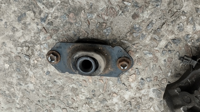 Ліва опора двигуна 8200352861 NISSAN