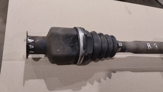 Привід передній правий 8201045819 RENAULT