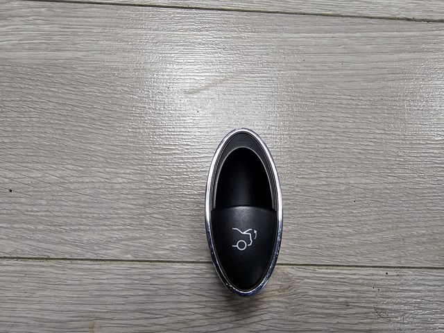 Кнопка салону приводу замка 3/5 двері (ляди) / кришки багажнику 2118211151 MERCEDES