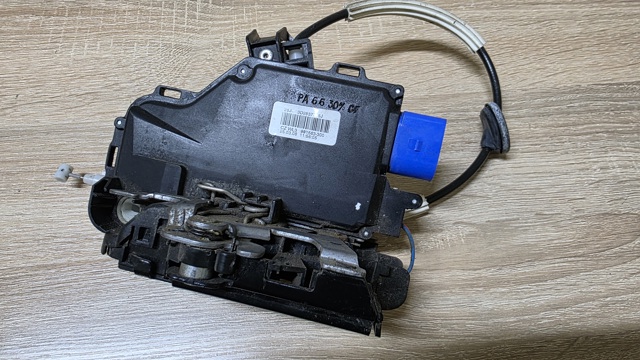 Замок передніх пасажирських дверей 3D2837016J VAG