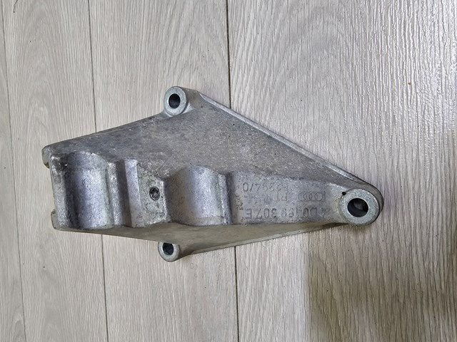 Кронштейн подушки (опори) двигуна, лівої 4D0199307E VAG