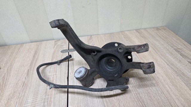 Кулак поворотний лівий 4D0505429C VAG