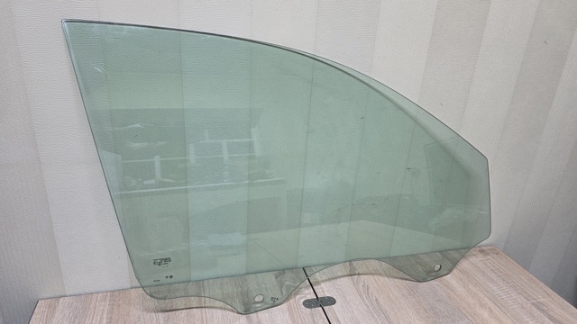 Скло пасажирських дверей 7L0845202F VAG