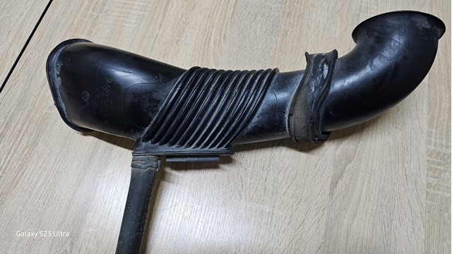 Патрубок повітряний, вхід повітряного фільтра 7L6129609E VAG