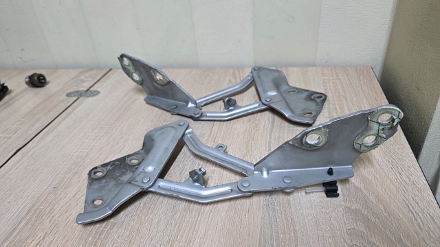 Завіса капота ліва 7L6823301B VAG