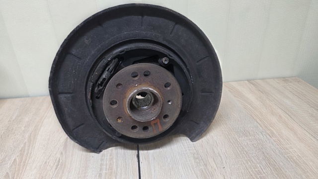 Цапфа поворотного кулака A1643500808 MERCEDES