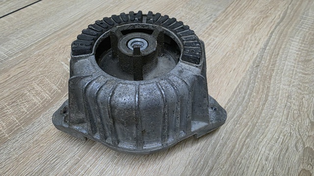 Права подушка мотора A2042400317 MERCEDES