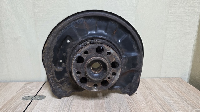 Кулак поворотний правий A2043500441 MERCEDES